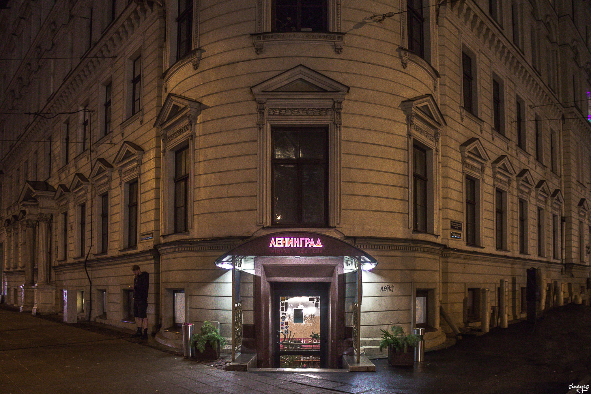 Night Street - Riga, Lettonie